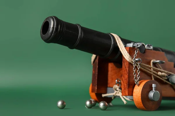 Игрушечная Модель Пушки Зеленом Фоне Крупный План — стоковое фото