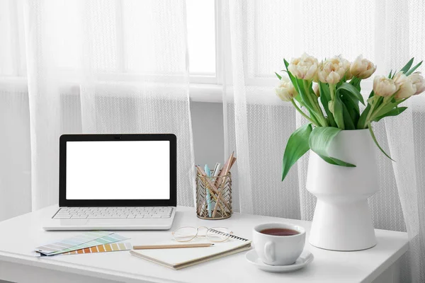 Comfortabele Werkplek Met Moderne Laptop Kopje Thee Mooie Tulpenbloemen Bij — Stockfoto