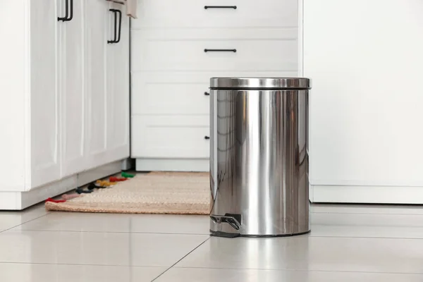 Metallischer Mülleimer Auf Dem Boden Moderner Küche — Stockfoto