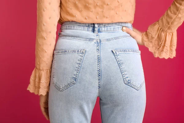 Giovane Donna Jeans Alla Moda Sfondo Rosso Vista Posteriore — Foto Stock