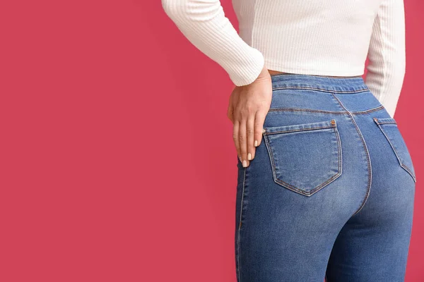 Jovem Mulher Jeans Elegantes Fundo Vermelho Close — Fotografia de Stock