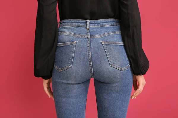 Jovem Mulher Jeans Elegantes Fundo Vermelho Visão Traseira — Fotografia de Stock
