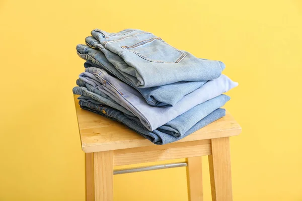 Taburete Con Jeans Doblados Sobre Fondo Amarillo — Foto de Stock