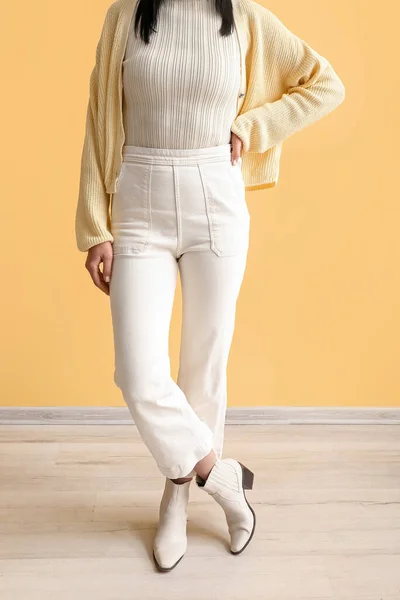Jovem Mulher Jeans Branco Perto Parede Amarela — Fotografia de Stock