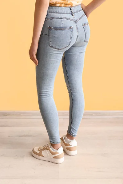 Jovem Mulher Jeans Elegantes Perto Parede Amarela — Fotografia de Stock