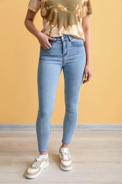 Jovem Mulher Jeans Elegantes Perto Parede Amarela — Fotografia de Stock
