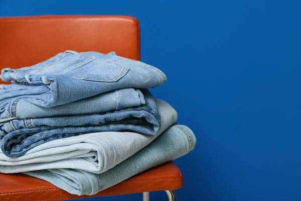 Taburete Con Jeans Doblados Sobre Fondo Azul Primer Plano — Foto de Stock