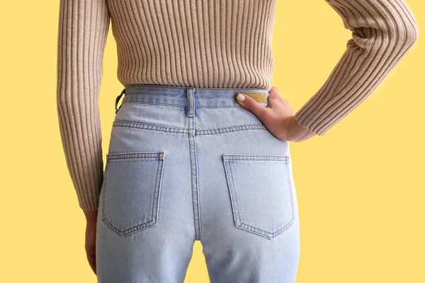 Junge Frau Stylischen Jeans Auf Gelbem Hintergrund Rückseite — Stockfoto