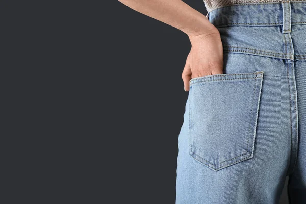 Mujer Joven Jeans Con Estilo Sobre Fondo Oscuro Vista Trasera — Foto de Stock