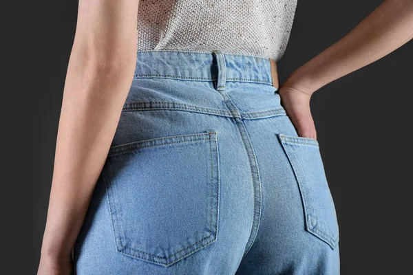 Junge Frau Stylischen Jeans Auf Dunklem Hintergrund Rückansicht — Stockfoto