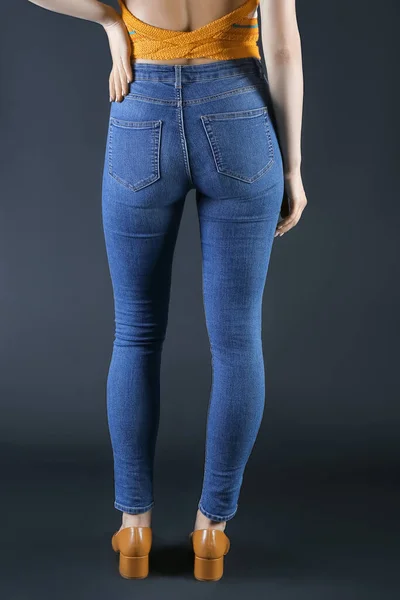 Jovem Mulher Jeans Skinny Fundo Escuro Visão Traseira — Fotografia de Stock