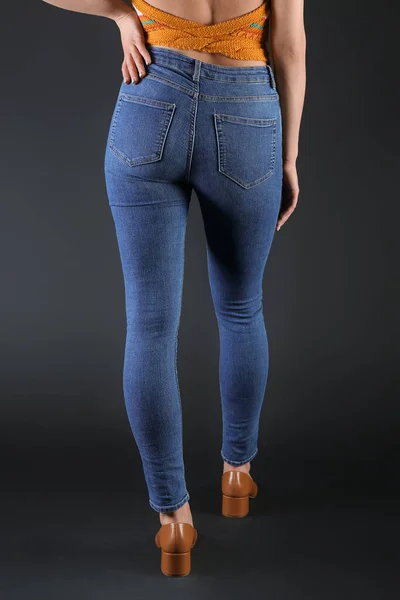 Giovane Donna Jeans Skinny Sfondo Scuro Vista Posteriore — Foto Stock