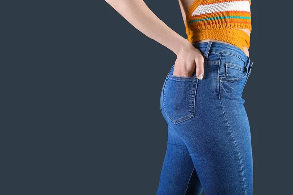 Jovem Mulher Jeans Skinny Fundo Escuro Close — Fotografia de Stock