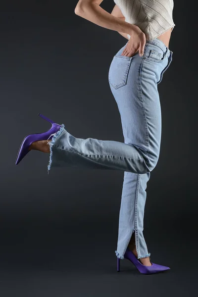 Giovane Donna Jeans Alla Moda Sfondo Scuro — Foto Stock