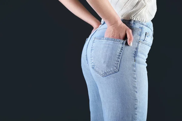 Junge Frau Stylischen Jeans Auf Dunklem Hintergrund Nahaufnahme — Stockfoto