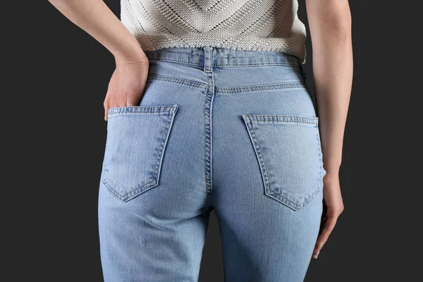Jovem Mulher Jeans Elegantes Fundo Escuro Visão Traseira — Fotografia de Stock