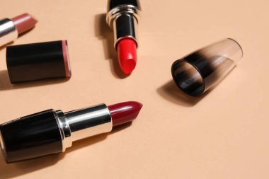 Bej arkaplanda farklı ruj izleri, yakın plan.