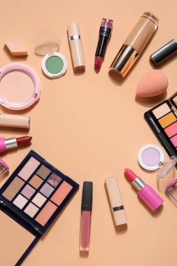 Bej arka planda ruj izi olan dekoratif kozmetikten yapılmış çerçeve