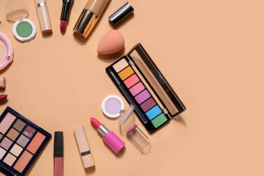 Bej arka planda ruj izi olan dekoratif kozmetikten yapılmış çerçeve