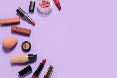 Dekoratif kozmetikten yapılmış, rujlu ve eflatun kaplamalı bir çerçeve.