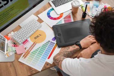 Ofiste çalışan erkek grafik tasarımcısı, yakın plan.