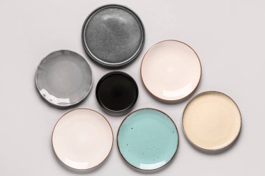 Gri arkaplanda farklı temiz plakalara sahip kompozisyon