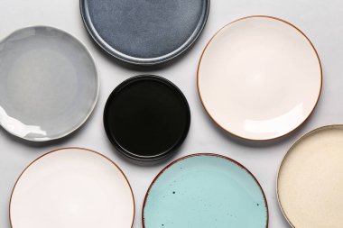 Gri arkaplanda farklı temiz plakalara sahip kompozisyon