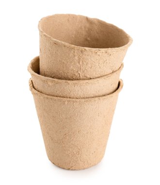 Beyaz arka planda bahçıvanlık için turba saksıları