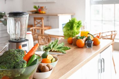 Mutfakta taze sebzeler ve meyvelerle karıştırıcı, yakın plan.