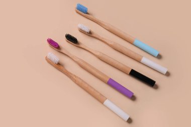Kahverengi arka planda bambu diş fırçaları