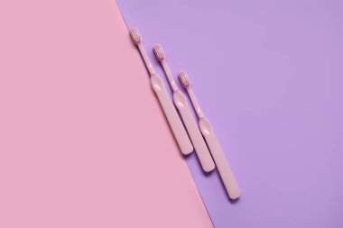 Renkli arkaplanda plastik diş fırçaları