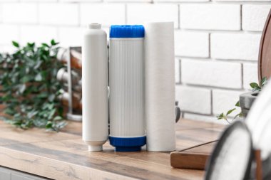 Mutfaktaki ahşap masanın üzerindeki su filtreleri.