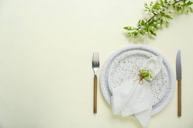 Açık arkaplanda çiçek açan ağaç dalları olan güzel masa ayarları