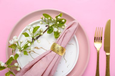 Pembe arka planda çiçek açan ağaç dalı olan güzel masa ayarları