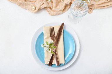 Beyaz arkaplanda çiçek açan ağaç dalları olan güzel masa ayarları