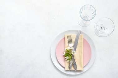 Çiçek açan ağaç dalları ve beyaz arka planda gözlükleriyle güzel bir masa.