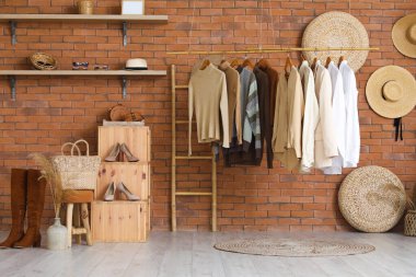 Modern butiğin içinde şık kadın kıyafetleri ve aksesuarları var.