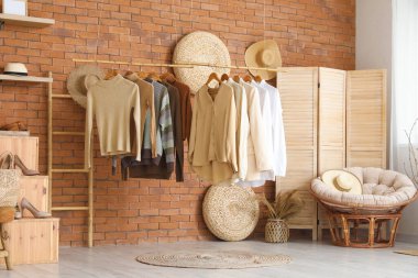 Modern butiğin içinde şık kadın kıyafetleri ve aksesuarları var.