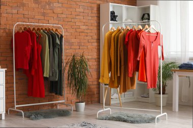 Modern butiğin içinde şık kadın kıyafetleri var.