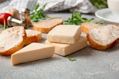 İşlenmiş peynirli sandviçler ve grunge arka planında otlar.