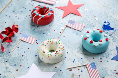 Donutlu kompozisyon, Amerikan bayrakları ve mavi grunge masasında konfeti. Bağımsızlık Günü kutlamaları