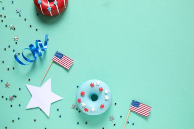 Donutlu kompozisyon, ABD bayrakları ve turkuaz arka planda konfeti. Bağımsızlık Günü kutlamaları