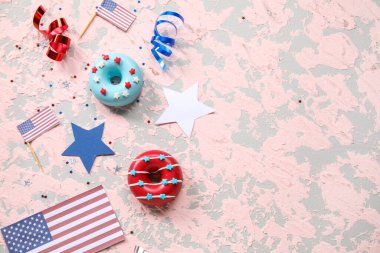 Donutlu kompozisyon, Amerikan bayrakları ve pembe grunge masasında konfeti. Bağımsızlık Günü kutlamaları
