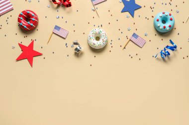 Donutlu kompozisyon, ABD bayrakları ve bej arka planda konfeti. Bağımsızlık Günü kutlamaları