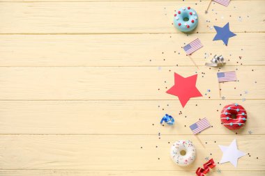 Donutlu kompozisyon, Amerikan bayrakları ve sarı ahşap masada konfeti. Bağımsızlık Günü kutlamaları
