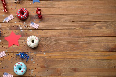 Donutlu kompozisyon, Amerikan bayrakları ve ahşap masada konfeti. Bağımsızlık Günü kutlamaları