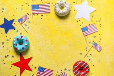 Donut, Amerikan bayrakları ve sarı masadaki konfetiden yapılmış çerçeve. Bağımsızlık Günü kutlamaları
