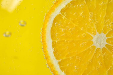 Sarı zemin baloncuklu limon dilimi