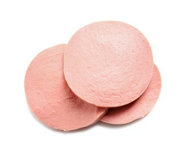 Beyaz arka planda lezzetli haşlanmış sosis dilimleri