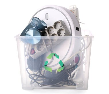 Beyaz arka planda farklı ev aletleri olan geri dönüşüm kutusu